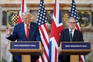 18日、ロンドン郊外で記者会見するトランプ米大統領(左)とスターマー英首相(AP=共同)