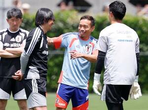 サッカーW杯北中米3カ国大会に向けた合宿で笑顔を見せる長友佑都(右から2人目)=25日、千葉市内
