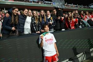 サッカー女子のドイツ・カップで優勝し喜ぶバイエルン・ミュンヘンの谷川萌々子=14日、ケルン(AP=共同)