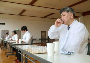 小千谷市出身の杜氏らが仕込んだ酒の出来を審査した「自醸清酒品評会」=4月11日、小千谷市薭生