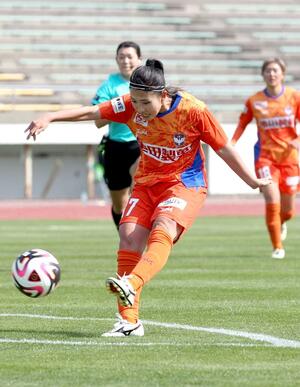 新潟Lー大宮 後半、シュートを放つMF滝川結女=新潟市陸上競技場