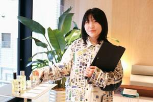 　ＮＯＳＥ　ＳＨＯＰのサロンで香水の説明をするスタッフの東莉早さん＝東京都渋谷区