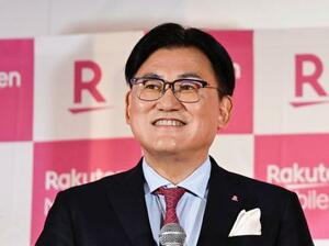 　携帯電話の契約が１千万回線を突破し、笑顔を見せる楽天モバイルの三木谷浩史会長＝２５日午後、東京都新宿区