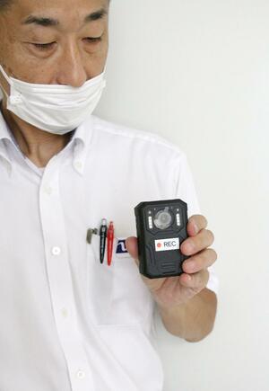 交通取り締まりの様子を撮影するために県警が導入するウエアラブルカメラ