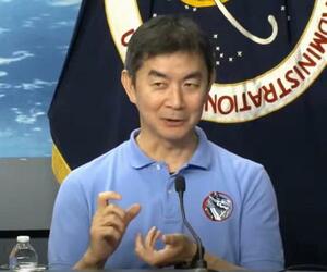 記者会見する油井亀美也飛行士=10日、米テキサス州のジョンソン宇宙センター(NASAの中継から・共同)