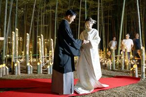 竹明かりがともる竹林で行われた結婚式=田上町原ケ崎新田