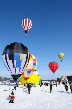 競技フライトに参加した熱気球が次々と雪原を離陸した「おぢや風船一揆」＝２１日、小千谷市西中