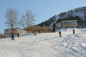 　訪日スキー客らが訪れる新潟県湯沢町の湯沢高原スキー場＝２０２５年１２月