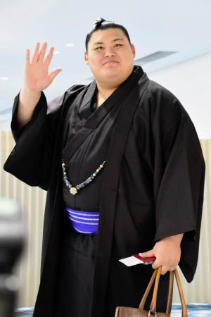 大相撲ロンドン公演に向けて出発する横綱大の里=11日、羽田空港