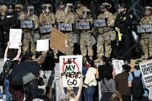 6月、米ロサンゼルスで州兵や警察と対峙する抗議活動の参加者(ゲッティ=共同)