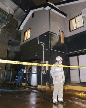 刃物を持った男が侵入し、現金を奪って逃げた現場＝１３日、長岡市笹崎３