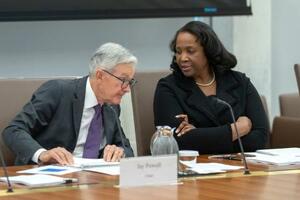 　米ＦＲＢの会合前にパウエル議長（左）と言葉を交わすクック理事＝６月、ワシントン（ＡＰ＝共同）