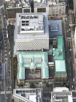 　東京都中央区の日銀本店（共同通信社ヘリから）