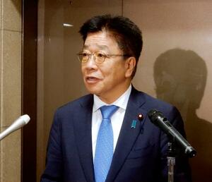 オンライン形式のG7財務相会合後、取材に応じる加藤財務相=12日夜、財務省