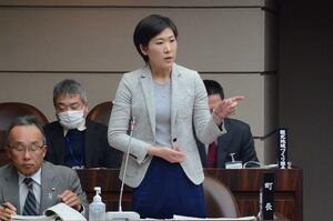 一般質問で答弁する桑原悠町長=3月1日、津南町議会