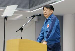東京電力の社員に訓示する小早川智明社長=3月11日、福島県大熊町の東電福島第1原発