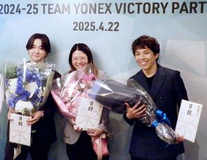 祝勝会で記念撮影するスノーボードの（右から）平野流佳、冨田せな、戸塚優斗＝２２日、東京都内