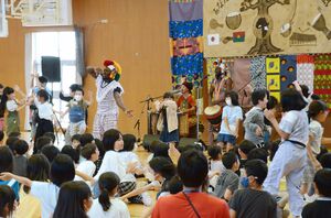 アフリカ楽器の音色に合わせ、ダンスする子どもたち=5月22日、十日町市学校町1
