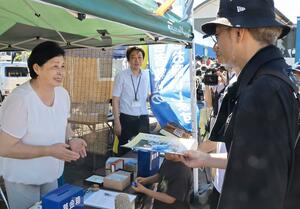 署名への協力を求める曽我ひとみさん=16日、佐渡市小木町