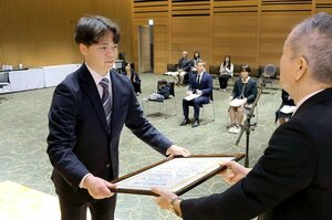 賞状を受け取る池田悠生選手＝１９日、新潟市中央区