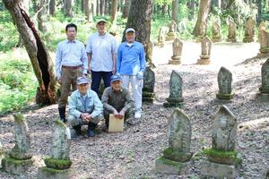 「田戸の観音様」の前に集まった区協議会や老人クラブの住民たち＝魚沼市田戸