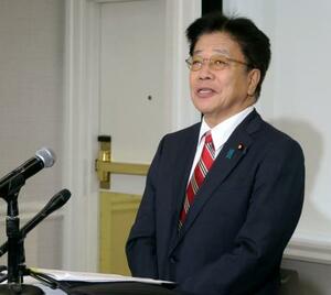 15日、米ワシントンで取材に応じる加藤財務相(共同)