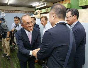 支持者らと握手して感謝する根津和博氏＝２８日、津南町