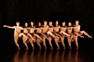 ノイズム０、１がりゅーとぴあで上演した「マレビトの歌」の一場面＝２０２５年１２月（りゅーとぴあ提供、写真・松橋晶子）