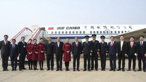 　北京から平壌に到着した中国国際航空のスタッフらと記念撮影する中国の王亜軍駐北朝鮮大使（右から８人目）＝３月（在北朝鮮中国大使館のホームページから、共同）