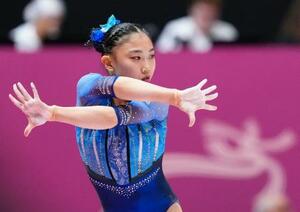 女子個人総合決勝 岸里奈の床運動=ジャカルタ(共同)