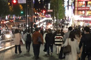 東京・西新宿の雑踏