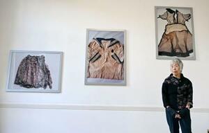 9日、ロンドンで開かれた写真の展示会で、自身の作品の前に立つ石内都さん(共同)
