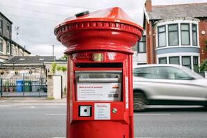 英国のロイヤルメールが全国に導入する新型ポスト(ロイヤルメール提供・共同)