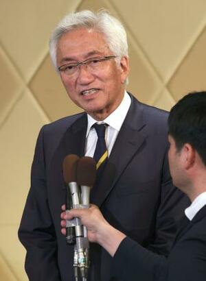 京都選挙区で当選を決め、メディアのインタビューに答える自民党の西田昌司氏=20日深夜、京都市内のホテル