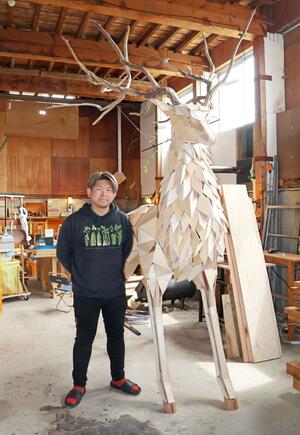 オープンアトリエに合わせて制作した新作「神角」＝４月２３日、長岡市天下島