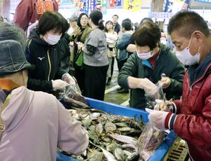 魚の詰め放題など参加型イベントで盛り上がった佐渡さかなまつり=佐渡市春日
