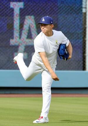 キャッチボールするドジャース・山本=ロサンゼルス(共同)