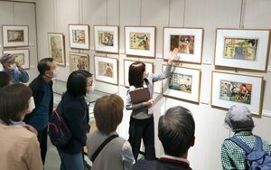引札の絵柄や時代背景を説明した展示解説会=柏崎市緑町の市立博物館