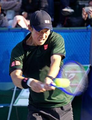 　テニスの横浜慶応チャレンジャー国際トーナメントの２回戦でプレーする錦織圭＝横浜市の慶大日吉コート