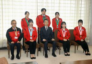 技能五輪全国大会の結果を鈴木康之副知事に報告した入賞者ら=14日、県庁