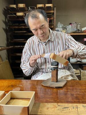 能登半島地震で被災後、自宅で輪島塗の仕事を再開した上野芳和さん=石川県輪島市