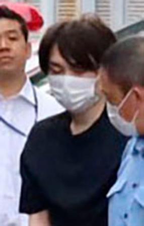 送検のため警視庁町田署を出る佐藤健容疑者=1日午前