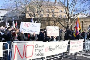 　１７日、英ロンドンの王立造幣局跡地前で、中国大使館の移設に反対するデモの参加者（共同）