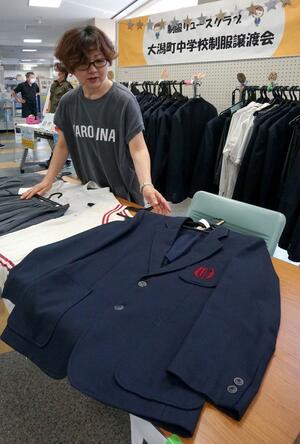 制服リユースクラブが開いた大潟町中の制服譲渡会=上越市大潟区土底浜