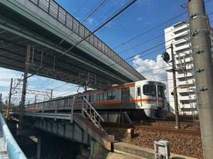 　点検業務入札の談合の対象となった跨線橋。ＪＲ東海道線と中央線をまたぐ尾頭橋（上）＝名古屋市（公正取引委員会提供）