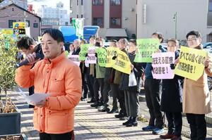 医療分野などの予算拡充を求めて声を上げた自治労県本部の街宣活動=10日、新潟市中央区