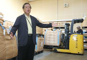 「初めての備蓄米の精米だったが、おいしいお米を送り出そうと努めた」と語る野上茂会長＝長岡市（長岡支社・金子悟撮影）
