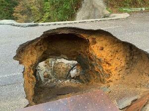 　陥没した金沢市内の道路＝１１日（石川県提供）