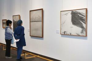 雪山に関連した作品を並べた企画展「白の原点を求めて」＝南魚沼市上薬師堂