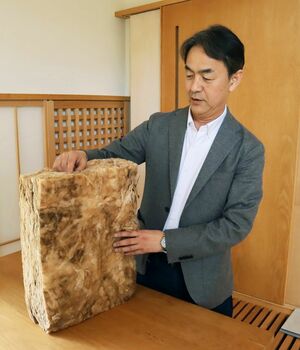 原油価格高騰の影響を受ける断熱材について説明する、オーガニックスタジオ新潟の相模稔社長=新潟市西区